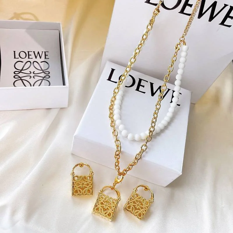 大人気!!新色ロエベ アナグラム 偽物 スタッド ピアス loi89617