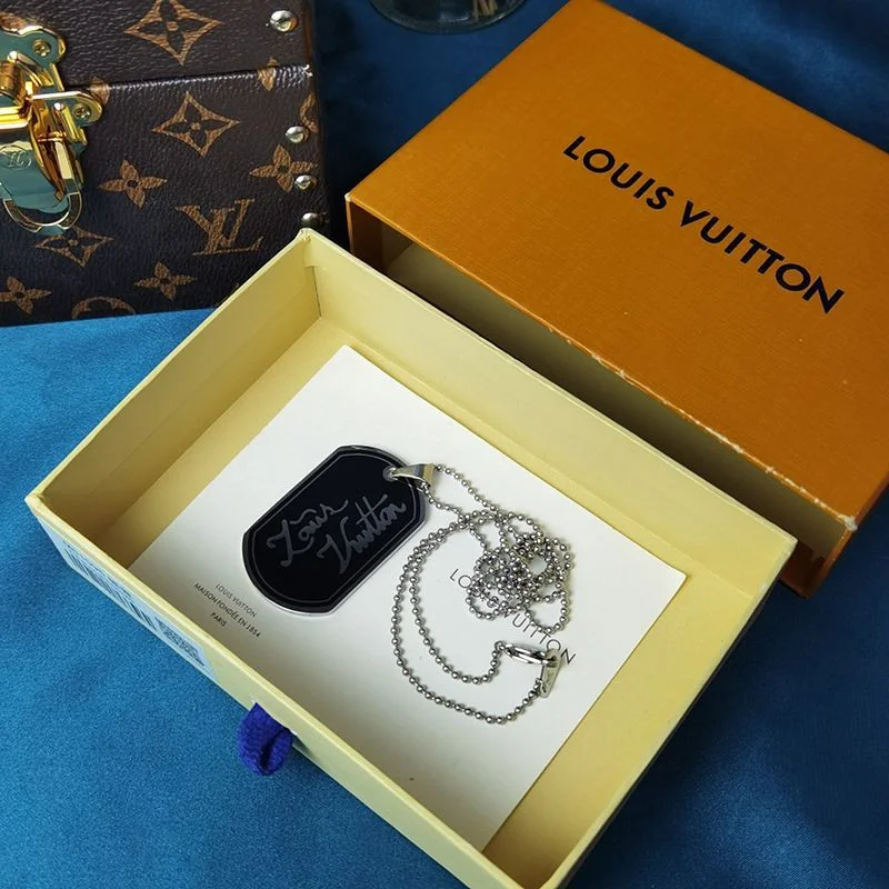 日本未入荷ルイヴィトン ペンダントシグネチャーLV コピー ネックレス M00321