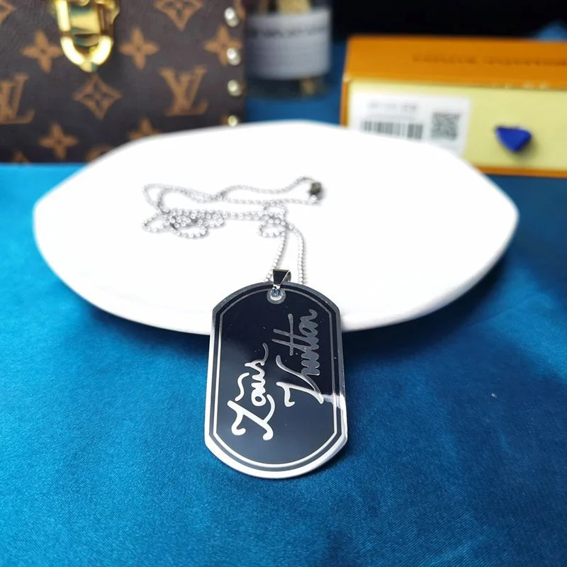 日本未入荷ルイヴィトン ペンダントシグネチャーLV コピー ネックレス M00321