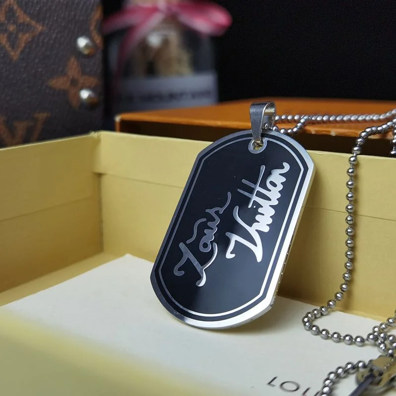 日本未入荷ルイヴィトン ペンダントシグネチャーLV コピー ネックレス M00321
