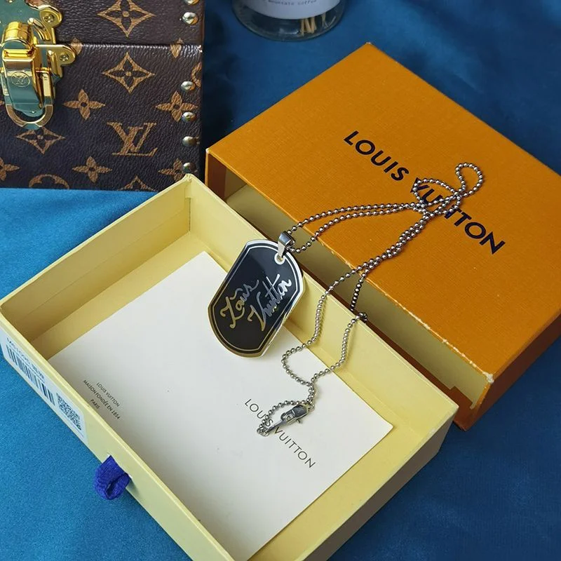 日本未入荷ルイヴィトン ペンダントシグネチャーLV コピー ネックレス M00321