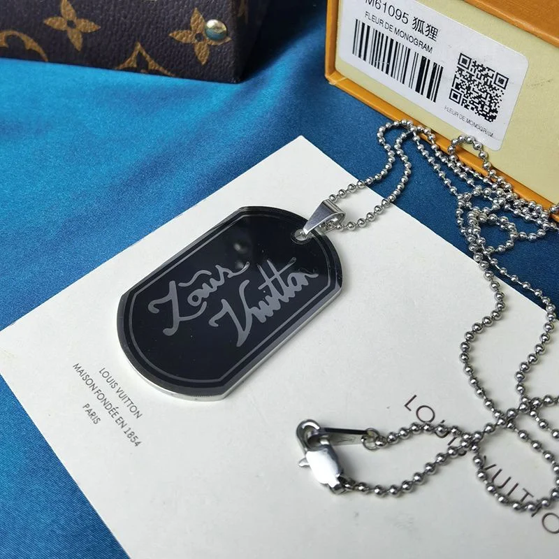日本未入荷ルイヴィトン ペンダントシグネチャーLV コピー ネックレス M00321