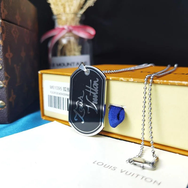 日本未入荷ルイヴィトン ペンダントシグネチャーLV コピー ネックレス M00321