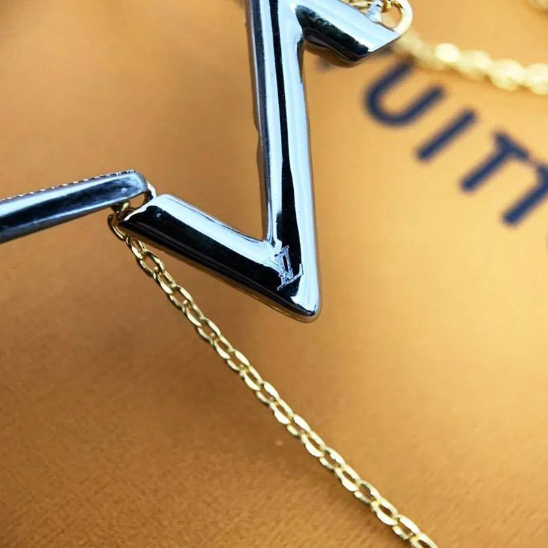 日本未入荷ルイヴィトン パンダンティフ LV ヴォルト 偽物 アップサイド ダウン vuy62468