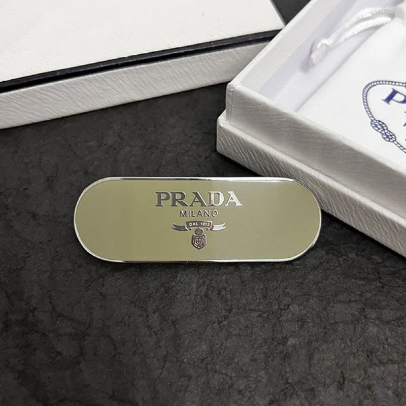 目を惹くカラー プラダ ロゴ エナメルメタル ヘアクリップ バレッタ コピー pux26065