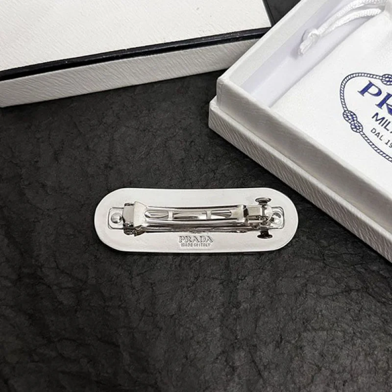目を惹くカラー プラダ ロゴ エナメルメタル ヘアクリップ バレッタ コピー pux26065