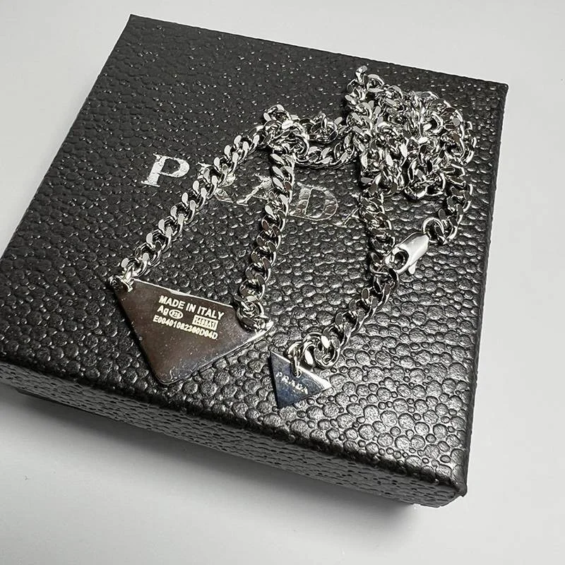 ギフトに最適♪ プラダ シンボル ネックレス コピー pux67054