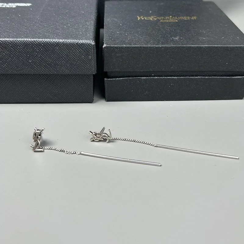 世界中で大人気♪サンローラン YSLスレッダー オピウム ロゴ ピアス 偽物 Sas47845