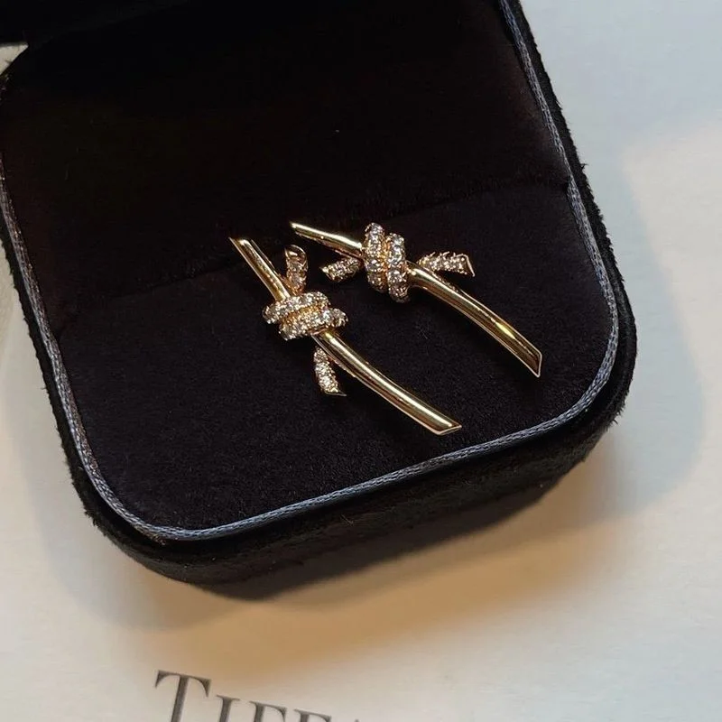 希少色ティファニー Knot ピアス 18K ダイヤモンド コピー Tik30864