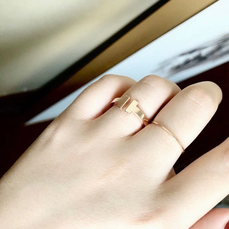 人気急上昇 ティファニー T ワイヤー リング 偽物 18K Tio45473