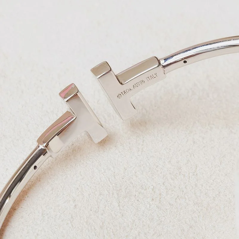 【日本未発売】ティファニー T ダイヤモンド コピー ワイヤーブレスレット Tip58404