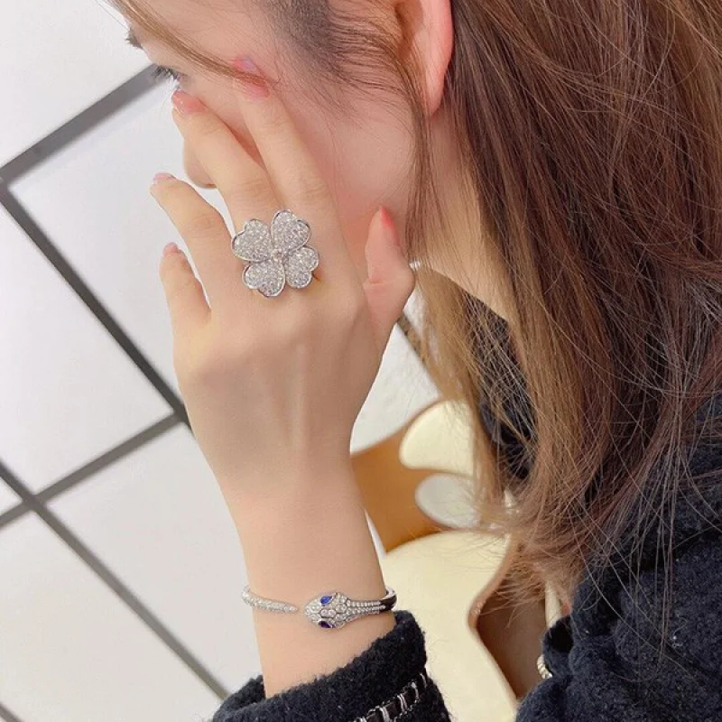 ヴァンクリーフ コピー コスモス ミディアムモデル リング WG vak36786