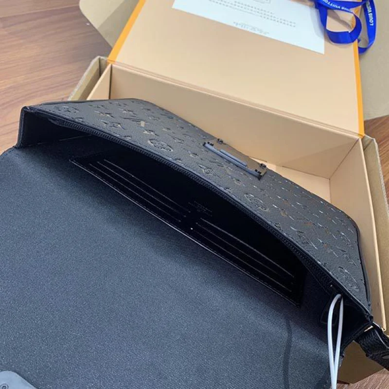 ルイヴィトン クラッチバッグ ブランド偽物ブラック M80582