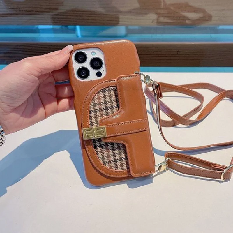 送料込 セリーヌ ハンドストラップ付き iPhone ケース 偽物 Cet95573