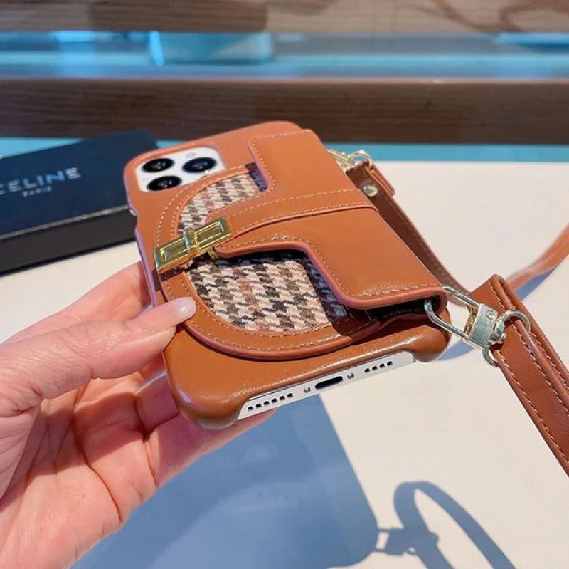 送料込 セリーヌ ハンドストラップ付き iPhone ケース 偽物 Cet95573