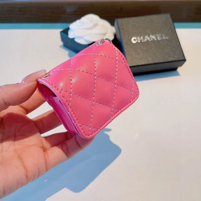 シャネル airpodsケース コピー レザーイヤホンケース 大きな金具ロゴ付き shy58635