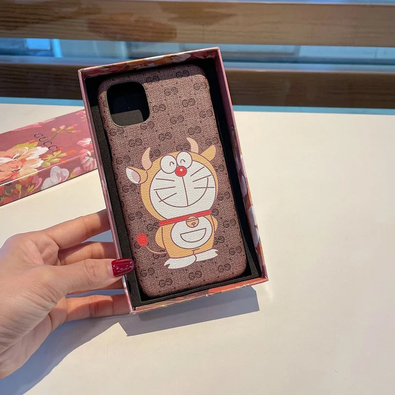 ★日本!!人気!【人気コラボ 】グッチ×ドラえもんコピー iPhone13/12/11 ケース647806 2T200 8919