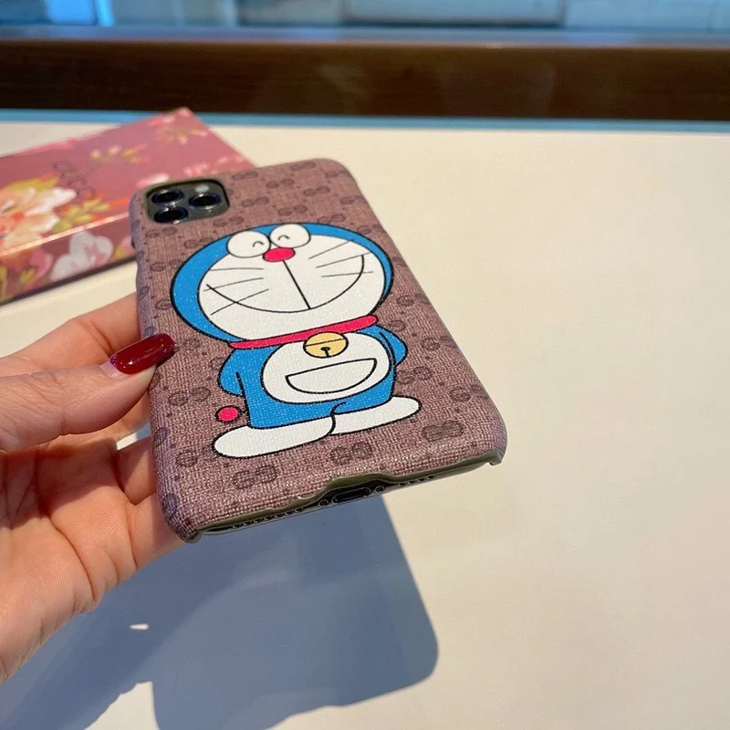 ★日本!!人気!【人気コラボ 】グッチ×ドラえもんコピー iPhone13/12/11 ケース647806 2T200 8919