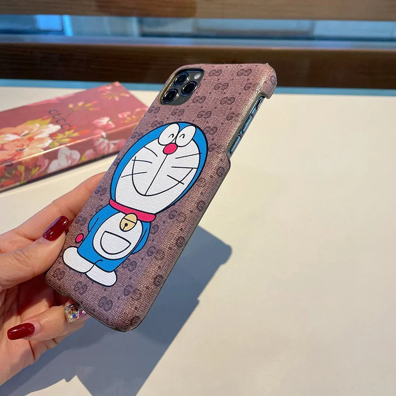 ★日本!!人気!【人気コラボ 】グッチ×ドラえもんコピー iPhone13/12/11 ケース647806 2T200 8919
