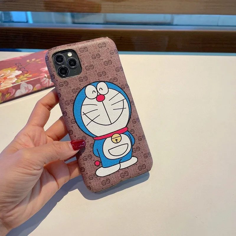 ★日本!!人気!【人気コラボ 】グッチ×ドラえもんコピー iPhone13/12/11 ケース647806 2T200 8919