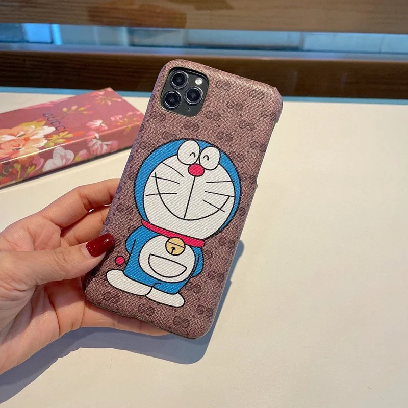 ★日本!!人気!【人気コラボ 】グッチ×ドラえもんコピー iPhone13/12/11 ケース647806 2T200 8919