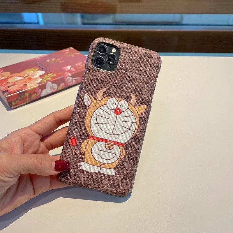 ★日本!!人気!【人気コラボ 】グッチ×ドラえもんコピー iPhone13/12/11 ケース647806 2T200 8919
