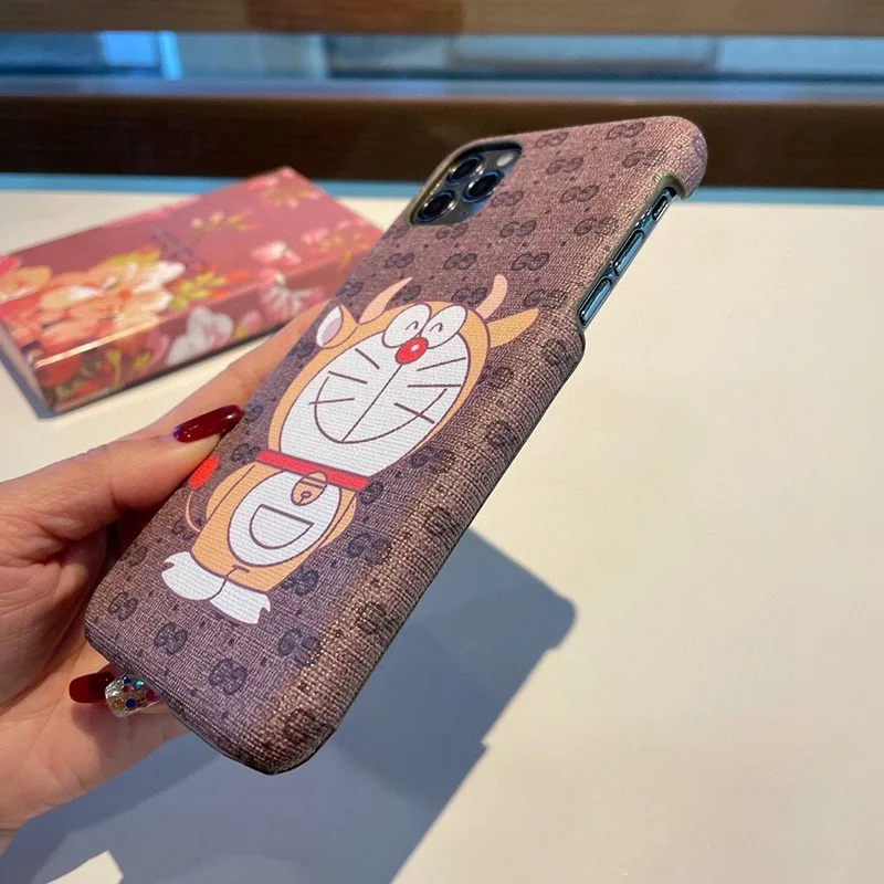 ★日本!!人気!【人気コラボ 】グッチ×ドラえもんコピー iPhone13/12/11 ケース647806 2T200 8919
