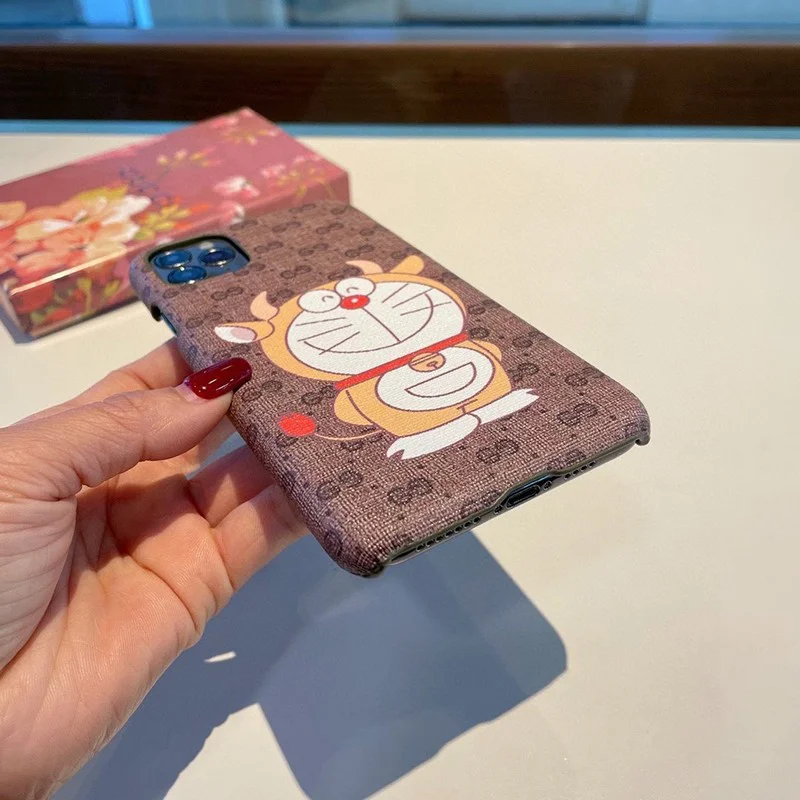 ★日本!!人気!【人気コラボ 】グッチ×ドラえもんコピー iPhone13/12/11 ケース647806 2T200 8919