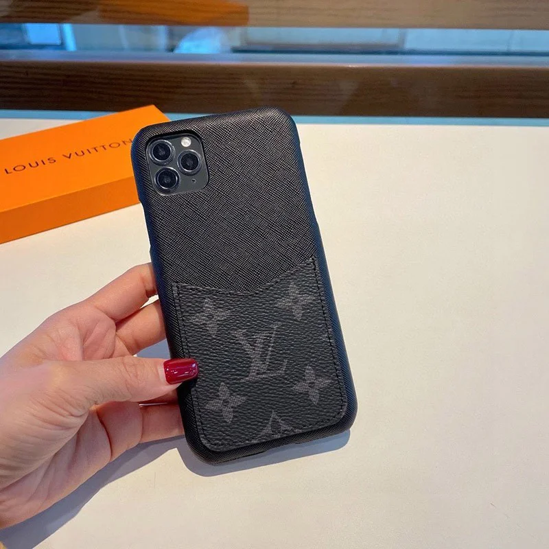 目を惹く新作 ルイヴィトン iPhoneケース 偽物 ブラック スカーレット LVロゴ vuw53327