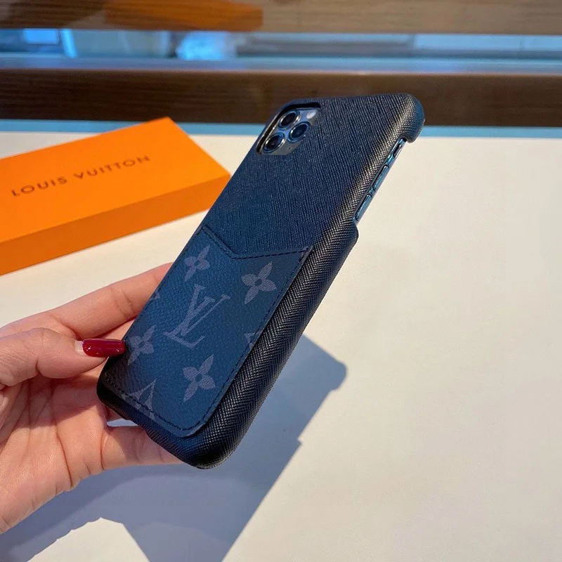 目を惹く新作 ルイヴィトン iPhoneケース 偽物 ブラック スカーレット LVロゴ vuw53327