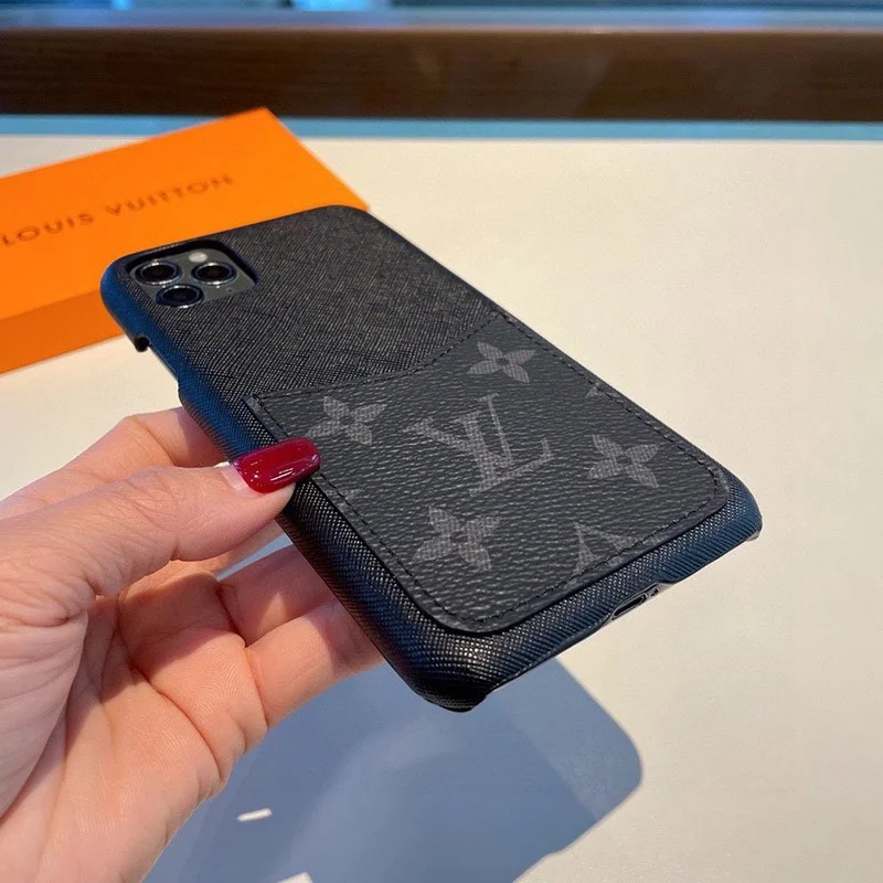 目を惹く新作 ルイヴィトン iPhoneケース 偽物 ブラック スカーレット LVロゴ vuw53327