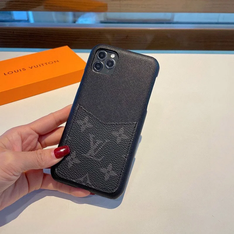 目を惹く新作 ルイヴィトン iPhoneケース 偽物 ブラック スカーレット LVロゴ vuw53327