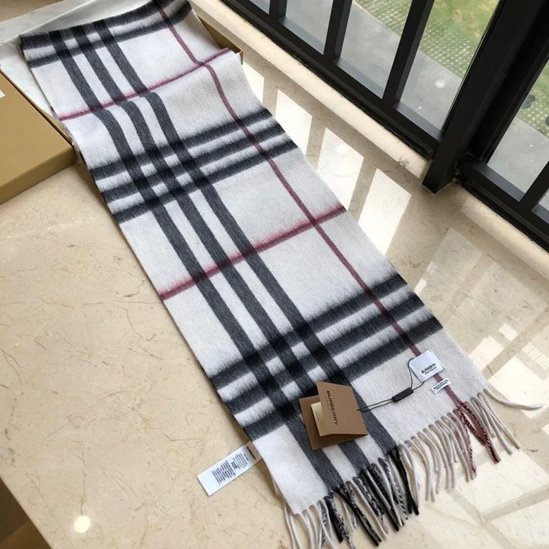【日本未発売】バーバリー コピー クラシック カシミヤ チェック マフラー Baz83709