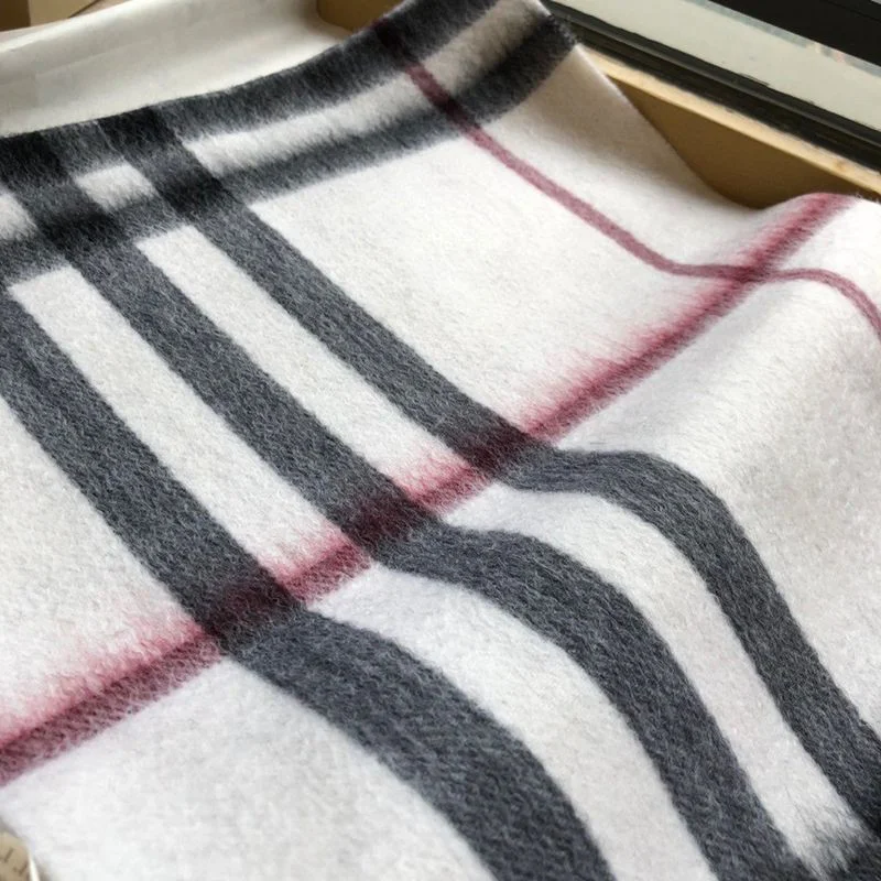 【日本未発売】バーバリー コピー クラシック カシミヤ チェック マフラー Baz83709