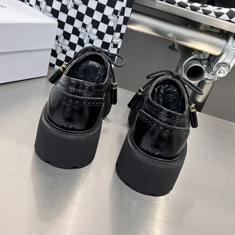 n級 おすすめセリーヌ スーパーコピー バルキー トリオンフ パーフォレイテッドベビーズ Ces79729