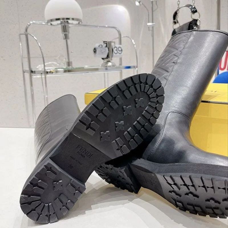 フェンディ FFモチーフ カーフスキン ラウンドトゥ ブーツコピー fev24920