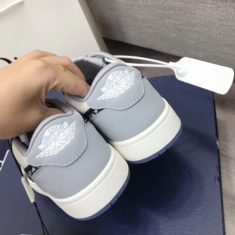 歩く時の抜群!ディオール × ナイキ エアジョーダン1 偽物 ロー スニーカー OG ウルフ グレー/ブラック セイル ホワイト CN8608 002