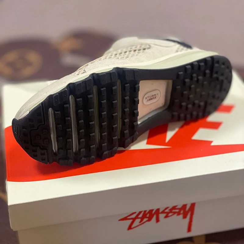 ステューシー × ナイキ コピー エアマックス2013 "フォッシル" DM6447200