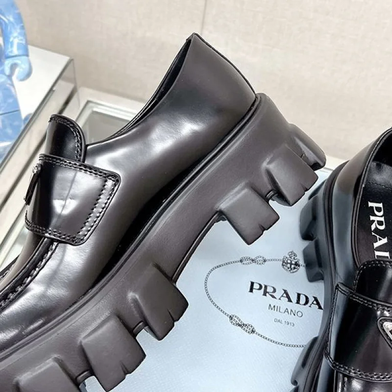 争奪戦♡プラダ モノリス コピー ブラッシュドレザー ローファー pud94724