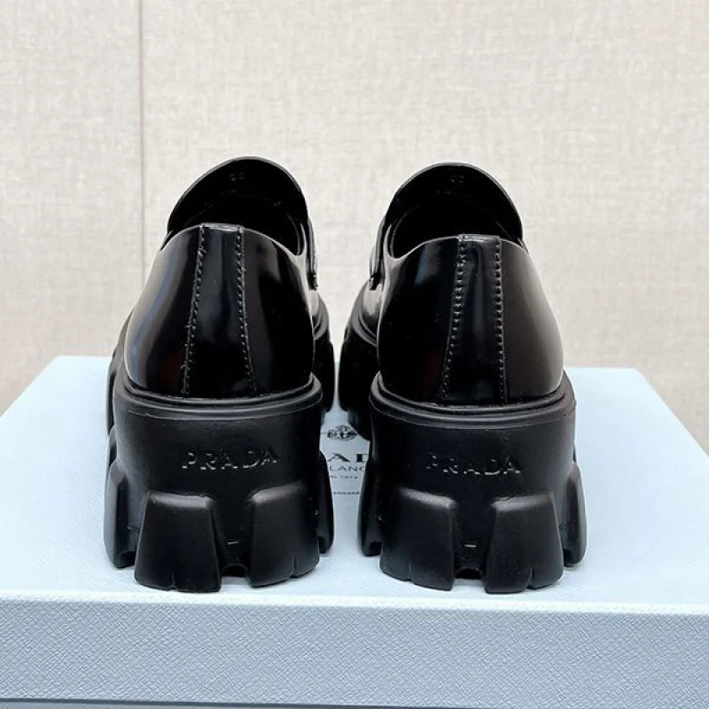 争奪戦♡プラダ モノリス コピー ブラッシュドレザー ローファー pud94724