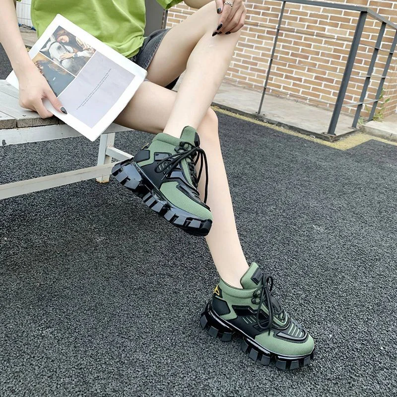 完売必至プラダ コピークラウドバストサンダー スニーカー pud98704