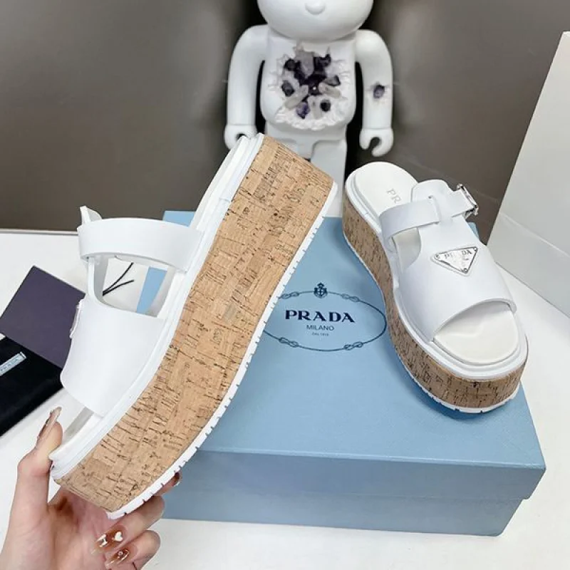 大注目プラダ コピー Rubber wedge platform sandals ウェッジサンダル pui03008