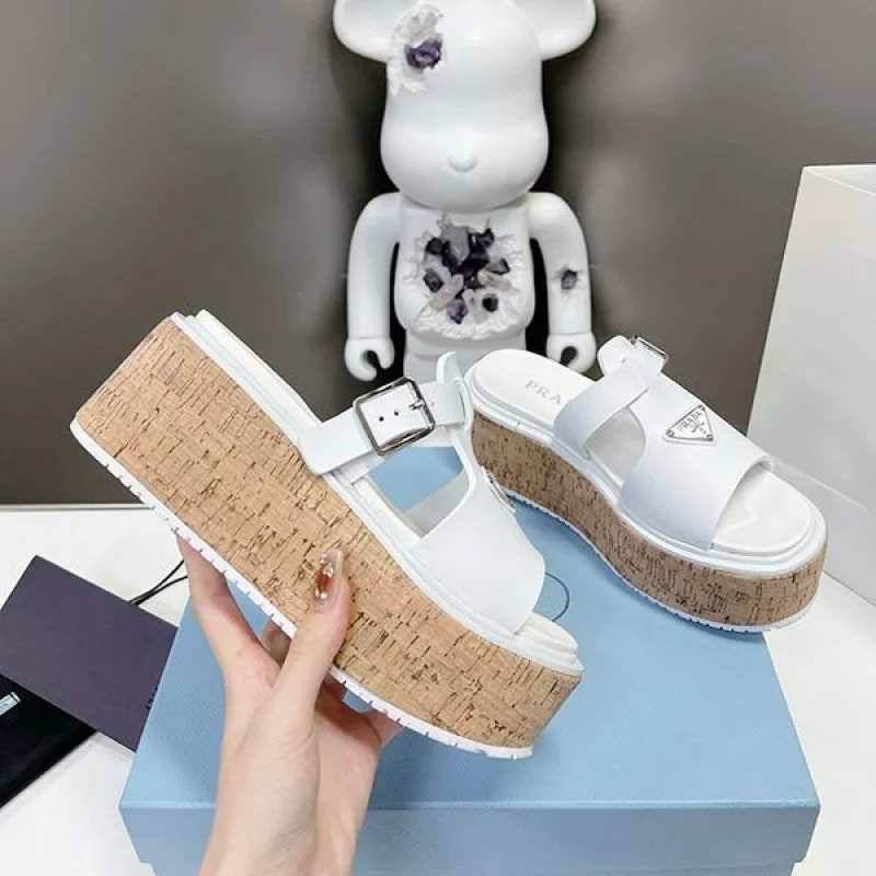 大注目プラダ コピー Rubber wedge platform sandals ウェッジサンダル pui03008