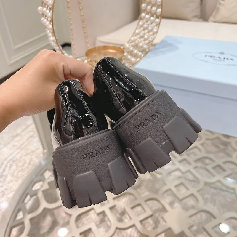 ★日本!!人気!プラダ モノリス 偽物 レザー ポインテッドトゥローファー pul00656