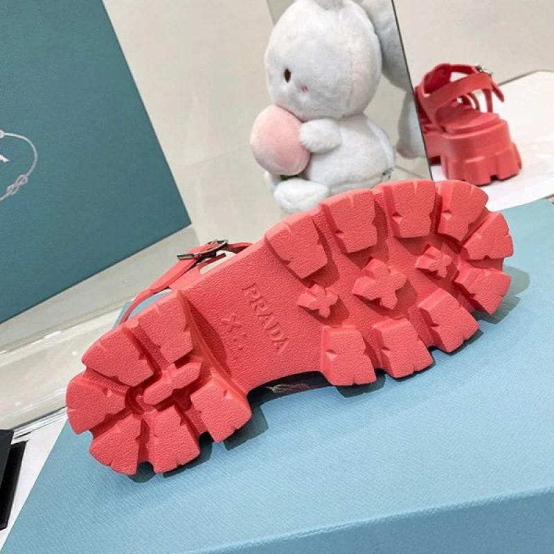 入手困難プラダ フォームラバー サンダル 偽物 pur51317