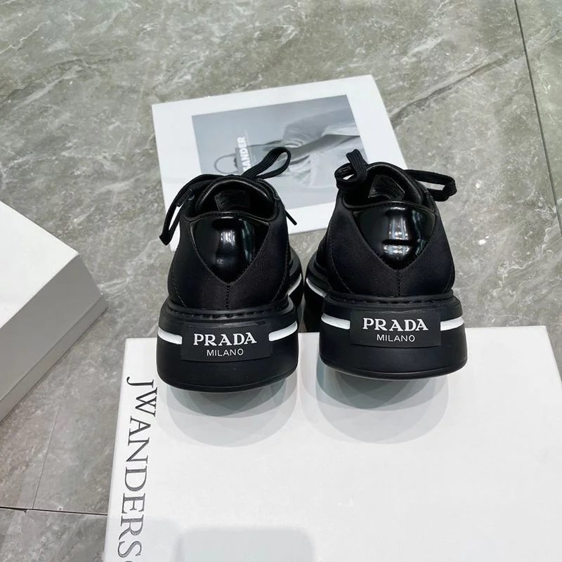 希少色プラダ コピー マクロ Re Nylon xブラッシュドレザー スニーカー pus02657