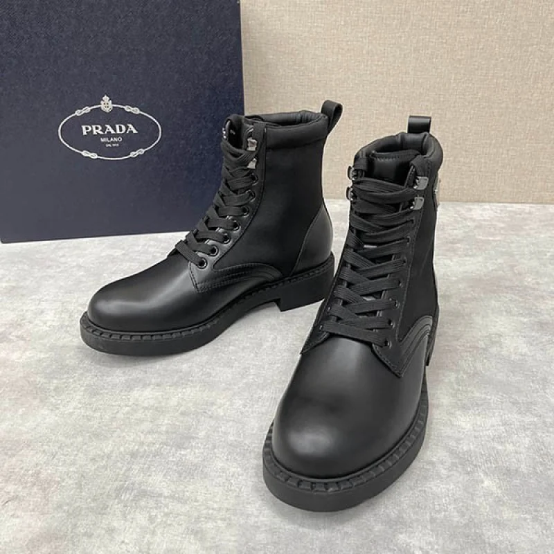 大人気!プラダ ブラッシュドレザー&Re Nylon ブーツ 偽物 puu28255