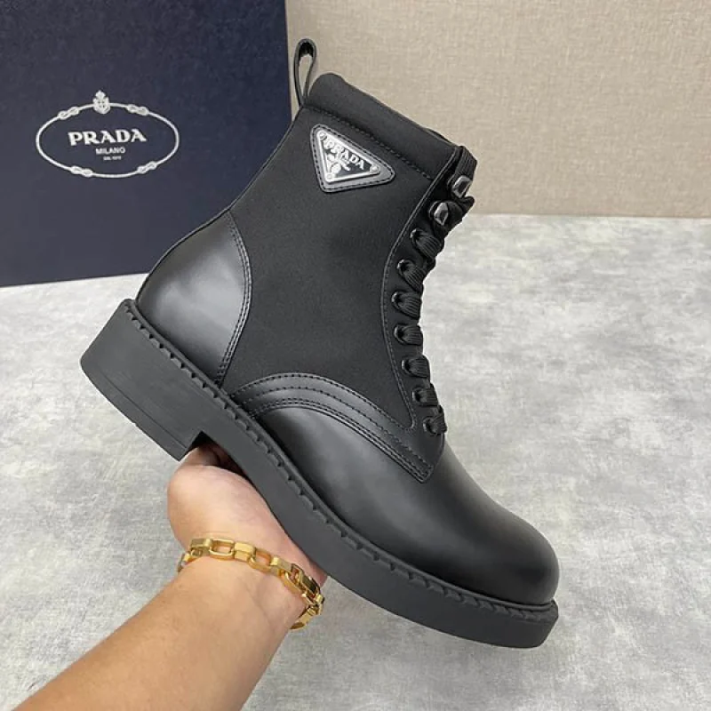 大人気!プラダ ブラッシュドレザー&Re Nylon ブーツ 偽物 puu28255