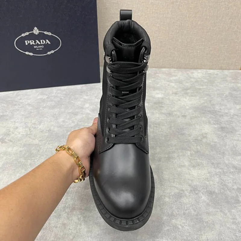 大人気!プラダ ブラッシュドレザー&Re Nylon ブーツ 偽物 puu28255