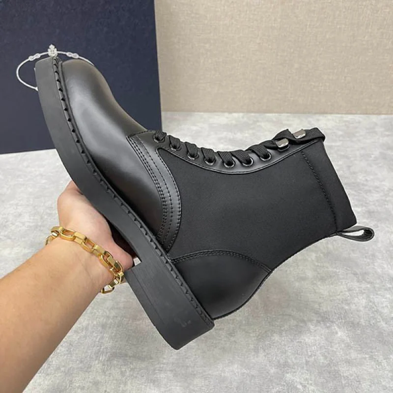 大人気!プラダ ブラッシュドレザー&Re Nylon ブーツ 偽物 puu28255